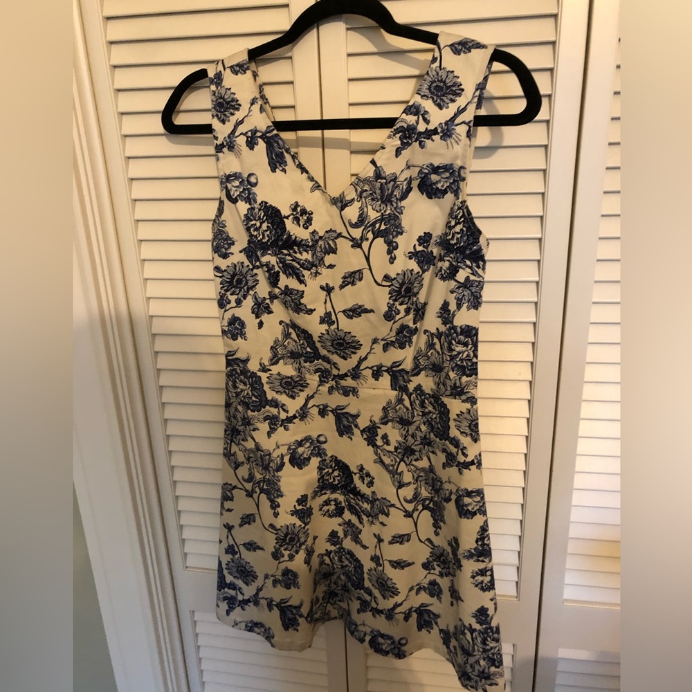 Summer dress size L. Blue and white floral.